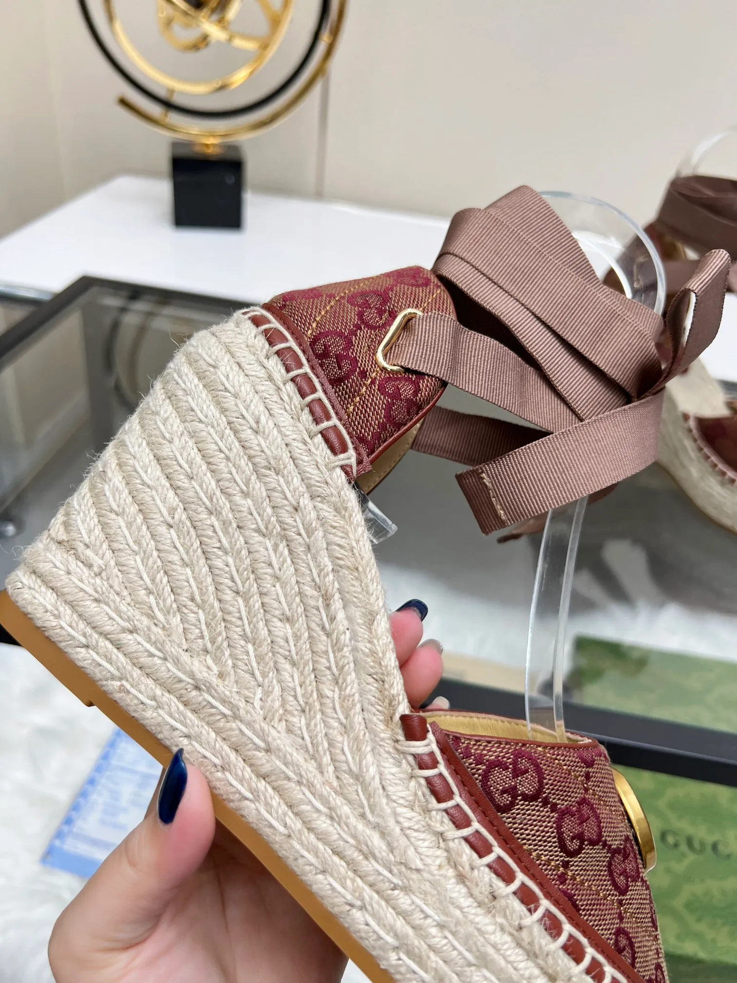 👟👟Ex-factory price 440👟👟 GUCCI wedge fisherman sandals, thick-soled straw, high-end quality, fabric: double G fabric, electric embroidery, lining: mixed sheepskin lining, yardage: 35～42, color: pure white. Dear new and old customers, the picture has been updated, please transfer the image to change. The upgraded version of the wedge heel currently has more than 40 colors. Transfer the image to sell.